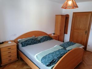 1 dormitorio con 1 cama con 2 almohadas en Einfamilienhaus am Land Ortsteil Mellach nähe Graz, en Mellach