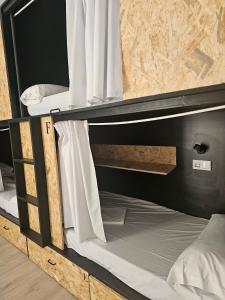 Planeta Cadiz Hostel في كاديز: سريرين بطابقين في غرفة