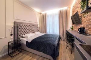 1 dormitorio con cama y pared de ladrillo en Imperial Apartment B en Zagreb
