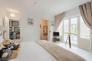 Un dormitorio blanco con una cama grande y una ventana en Holland House No3 en Clarecastle
