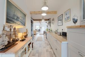 uma grande cozinha com um balcão longo com um balcão de madeira em Holland House No3 em Droíchead an Chláir