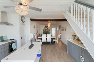 una cucina e una sala da pranzo con tavolo e scala di Holland House No2 a Liscannor