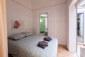 um quarto com uma cama com duas toalhas em Le Cocon- Atypique WIFI Parking Services ProsConciergerie Comte des Cierges em Gien