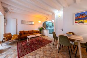 ein Wohnzimmer mit einem Sofa und einem Tisch in der Unterkunft Le Cocon- Atypique WIFI Parking Services ProsConciergerie Comte des Cierges in Gien