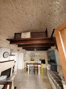 une cuisine et une salle à manger avec une table et des chaises jaunes dans l'établissement Dimora Monte Grappa, à Alberobello