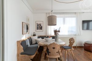 ein Wohnzimmer mit Tisch und Couch in der Unterkunft Appartements Lärchmoos in Ramsau am Dachstein