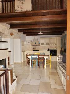 une cuisine ouverte avec une table et des chaises dans l'établissement Dimora Monte Grappa, à Alberobello