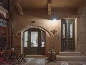 una habitación con una puerta y una cama en ella en Casa Athanasia, en La Canea 29 fotos más