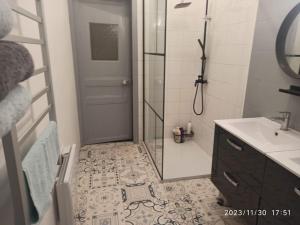 Vannituba majutusasutuses appartement dans une meulière d'architecte +5 fotot