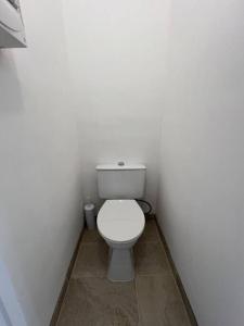 uma casa de banho com um WC branco num quarto em Studio 35m2, 500m de la plage + parking gratuit. em Six-Fours-les-Plages