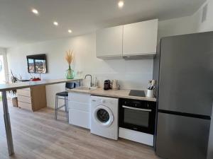 a kitchen with a washer and dryer in it at Studio 35m2, 500m de la plage + parking gratuit. in Six-Fours-les-Plages