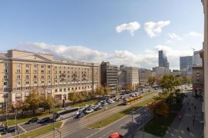 uma rua da cidade com carros estacionados num parque de estacionamento em Designer Apartment in the Central Warsaw em Varsóvia