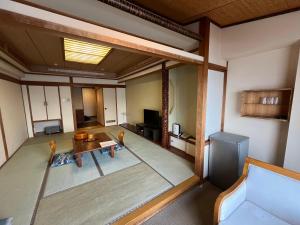 een kamer met een tafel en een televisie bij Toya Sun Palace Resort & Spa in Lake Toya