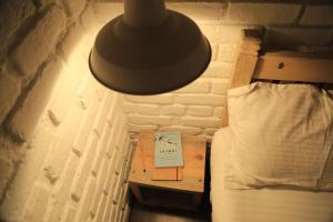 una lampada appesa sopra un letto in una stanza di Nomadic villa a Mukteshwar