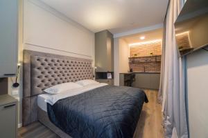 een slaapkamer met een groot bed in een kamer bij Imperial Apartment B in Zagreb