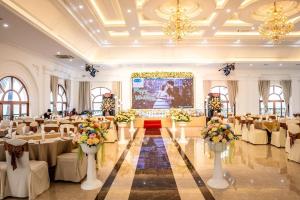 TV a/nebo společenská místnost v ubytování Hòa Nam Hotel