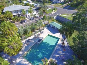 Agnes Water的住宿－Coral Suite in Resort Complex，享有棕榈树游泳池的顶部景致
