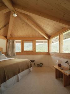 ein Schlafzimmer mit einem Bett in einem Zimmer mit Fenstern in der Unterkunft El Priorato de Trespaderne in Trespaderne