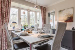 a dining room with a table and chairs at Enen Neest App 3 in Wenningstedt