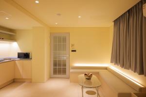 a living room with a glass table and a window at Yosuriguri Anook Ryokan Cheonan in Cheonan +148 photos