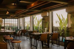 Ресторан / й інші заклади харчування у SERENE Stays Hotel