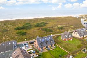 eine Luftaufnahme eines Hauses und des Strandes in der Unterkunft Düün Hüs, App. 2 in Westerland