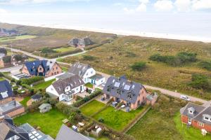 eine Luftaufnahme eines Hauses und des Strandes in der Unterkunft Düün Hüs, App. 2 in Westerland
