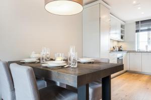 ein Esszimmer mit einem Holztisch mit Stühlen in der Unterkunft Düün Hüs, App. 2 in Westerland + 18 Fotos