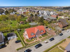 uma vista aérea de um bairro residencial com uma casa em Landhaus Normannenweg App 4D em Wenningstedt