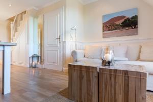 salon z kanapą i stołem w obiekcie Wendinghues App 7 w mieście Wenningstedt