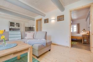 ein Wohnzimmer mit einem Sofa und einem Tisch in der Unterkunft Friesenhaus Birkenhof in Westerland