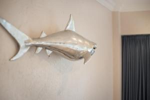 ein Haikopf hängt an einer Wand in der Unterkunft Fewo Austernfischer, App. 23 in Wenningstedt-Braderup