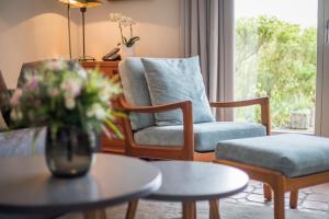 sala de estar con sofá, silla y mesa en Passat App 5, en Wenningstedt