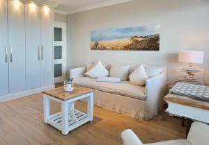 sala de estar con sofá y mesa en Seafront Duenenhof zum Kronprinzen, en Wenningstedt