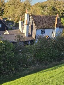 una imagen de una casa con un patio en Startop Farmhouse en Marsworth