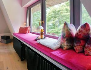 a window seat with pillows sitting in a room at Landhaus Braderup in Braderup