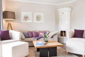 een woonkamer met twee banken en een salontafel bij Watthues Wenningstedt in Wenningstedt