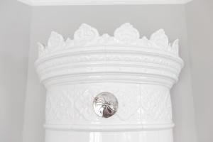 een witte vaas met een ring erop bij Watthues Wenningstedt in Wenningstedt