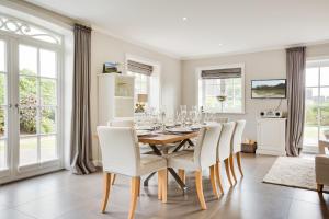 een eetkamer met een tafel en stoelen bij Watthues Wenningstedt in Wenningstedt +31 foto's