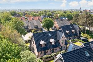 een luchtzicht op een woonwijk met huizen bij Vinhues in Westerland