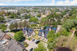 een luchtzicht op een woonwijk met huizen bij Vinhues in Westerland