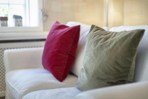 two pillows sitting on a couch in a living room at Kampende II in Tinnum +22 photos