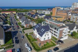 una vista aerea di una città con edifici e automobili di Inselsuite a Westerland