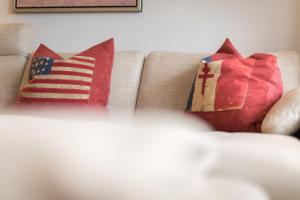 ヴェニングシュテットにあるLandhaus Arnika Hofのソファの枕2つ(アメリカ旗付)