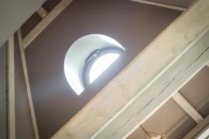 uma luz no tecto de um quarto em Haus Pidder Lyng Heckenrose, Wohnung 3 em Keitum