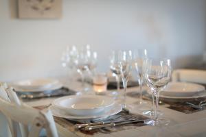 een tafel met wijnglazen en borden erop bij Duenen Meer App 2 Duenen Nest in Westerland