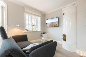 ein Wohnzimmer mit einer Couch und einem Sessel in der Unterkunft Haus Seaside in Wenningstedt-Braderup