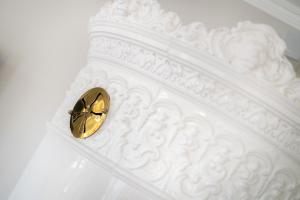 eine Uhr an der Seite einer weißen Decke in der Unterkunft Haus Seaside in Wenningstedt-Braderup