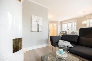 ein Wohnzimmer mit einer Couch und einem Tisch in der Unterkunft Haus Seaside in Wenningstedt-Braderup