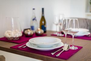 ヴェニングシュテットにあるMittelweg App FIVEのテーブル(皿、グラスワイン2杯付)
